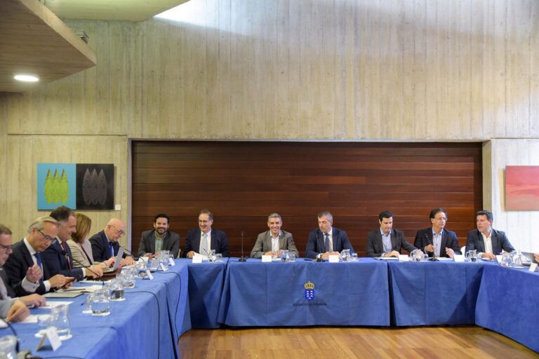 El Gobierno toma medidas para mitigar los sobrecostes del transporte marítimo en Canarias