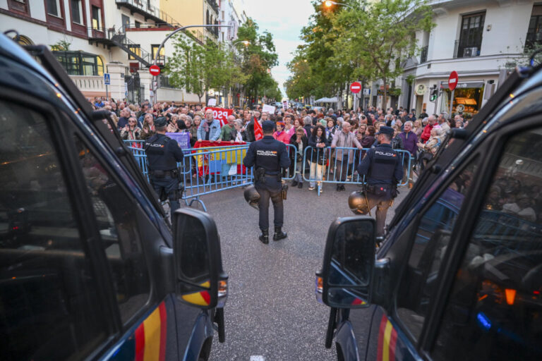 Ferraz se divide en dos manifestaciones: una de apoyo y otra en contra de Sánchez