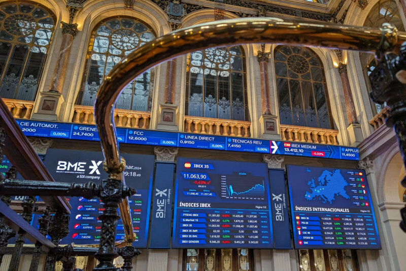 MADRID, 28/03/2024.- La Bolsa española, que ha abierto con una caída del 0,41 %, ha reducido la misma pocos minutos después al 0,17 %, pero continúa por debajo del nivel de los 11.100 puntos con los que logró cerrar en la víspera, situándose en máximos de mayo de 2017. En los primeros minutos de sesión, el selectivo español, IBEX 35, resta 17,6 puntos, el 0,17 % y se sitúa en 11.092,6 puntos, penalizado principalmente por la caída de Caixabank, de más del 7 %, que es el valor que más cae de toda la bolsa.EFE/ Vega Alonso