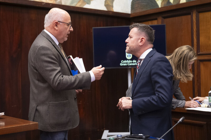 Antonio Morales, presidente del Cabildo (i) y Teodoro Sosa, consejero de Presidencia y Movilidad Sostenible (d). Imagen Cabildo de Gran Canaria