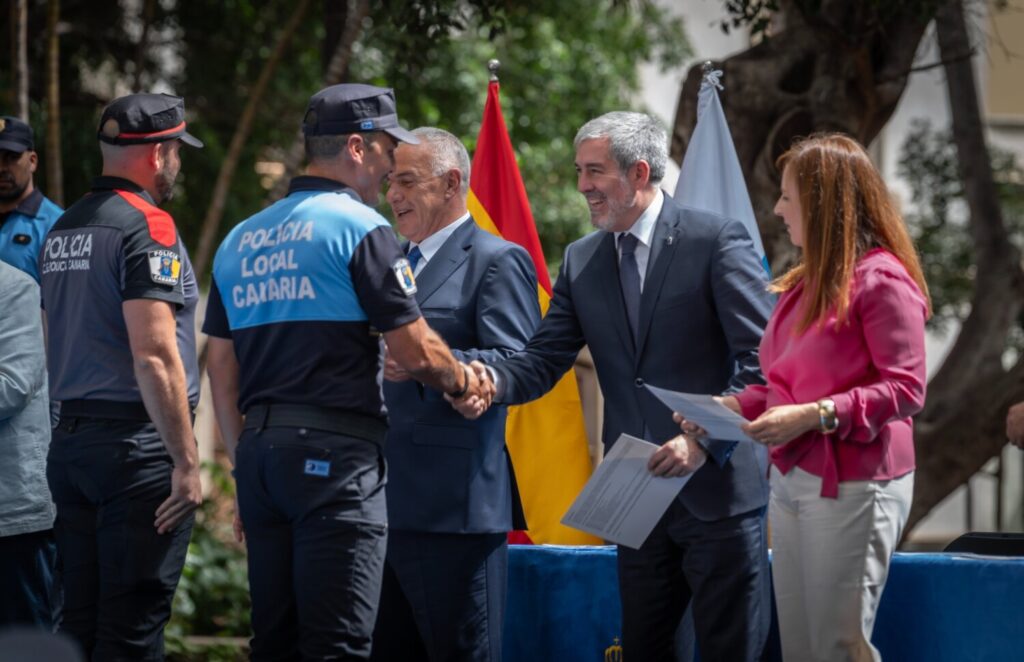 Clavijo resalta la fortaleza, la preparación y la dedicación de los 110 nuevos agentes de policíaEn la imagen el presidente de Canarias, Fernando Clavijo y la consejera de Presidencia, Administraciones Públicas, Justicia y Seguridad, Nieves Lady Barreto durante el acto de entrega de diplomas a los nuevos agentes. Fotografía: Gobierno de Canarias