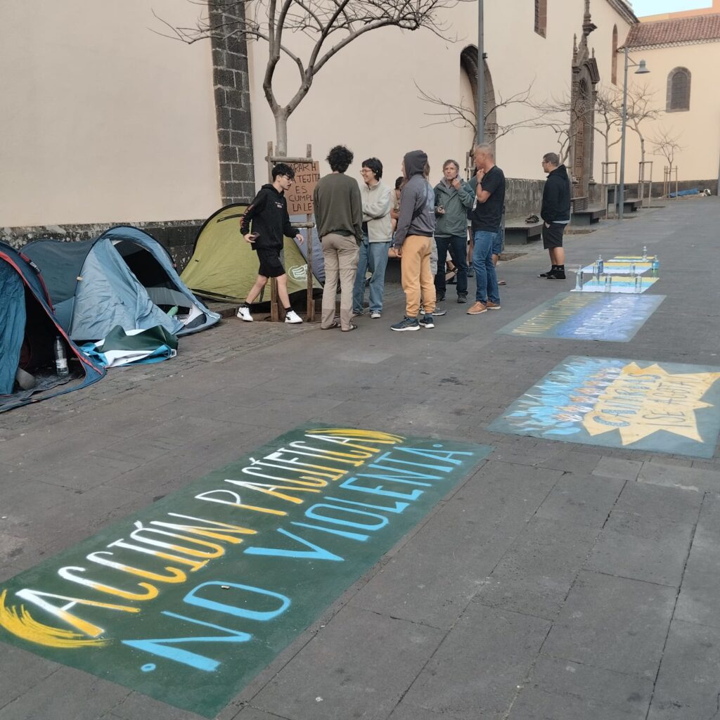 hambre turístico Canarias. Imagen de la concentración que mantienen algunos miembros de "Canarias Se Agota" en La Laguna. Foto de María Herrera