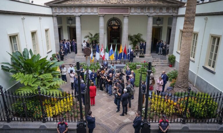 Compromiso del Gobierno y todos los cabildos para impulsar un modelo de desarrollo sostenible en el archipiélago