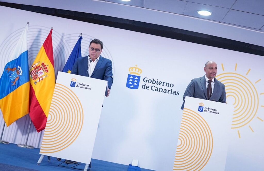 Tasa en espacios naturales protegidos. Imagen: El consejero de Política Territorial, Cohesión Territorial y Aguas del Gobierno de Canarias, Manuel Miranda, y el portavoz del Gobierno de Canarias, Alfonso Cabello. Gobierno de Canarias