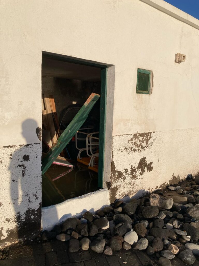 Oleaje noche Canarias. Imagen de El Porís, Arico, tras fuerte oleaje. Foto "Arico somos todos"