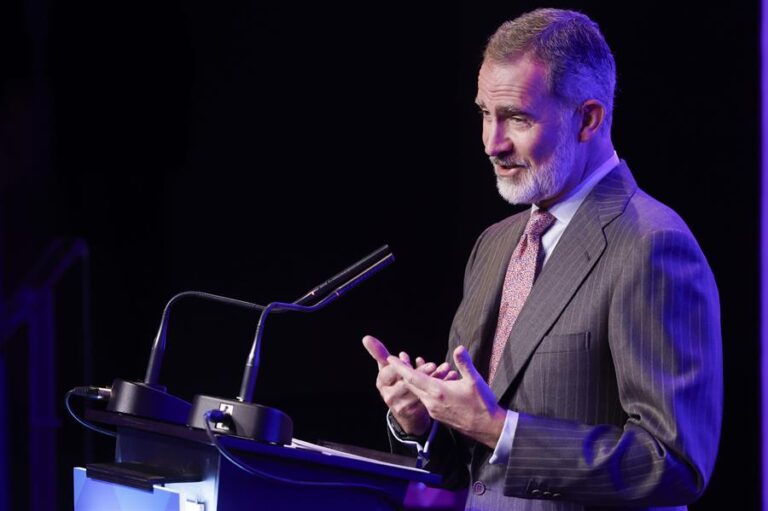 El rey pide “trabajar juntos” en favor de España y “no ir cada uno por su lado”