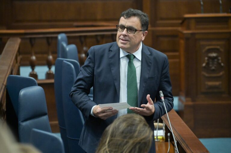 Canarias reclama al Estado 914 millones de euros para desalar y depurar aguas