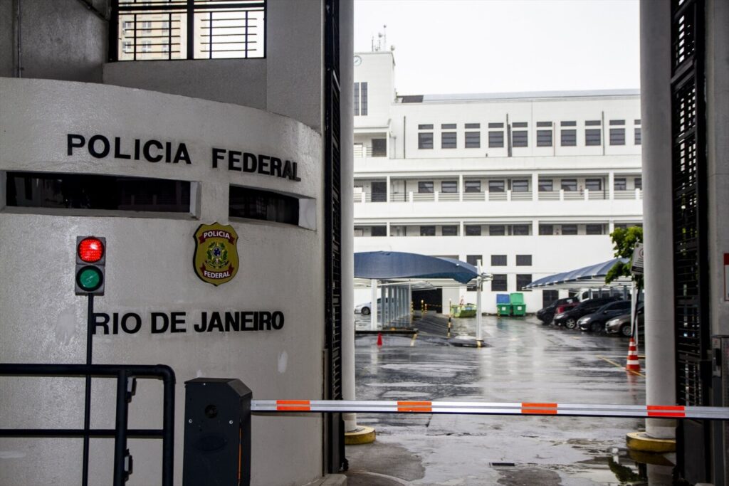 Migrantes Brasil. Fachada de la sede de la Policía Federal en Río de Janeiro