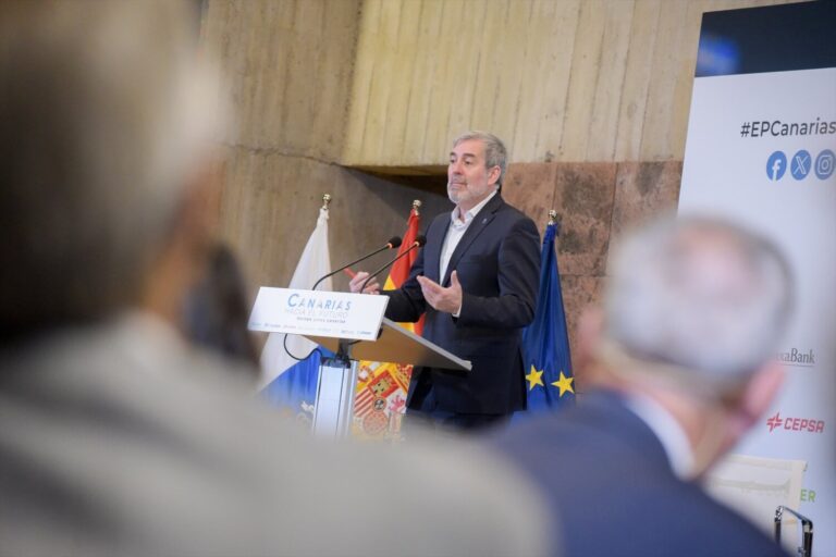 Clavijo admite que el reto demográfico tiene que llevar a pensar “cuántos turistas deben venir”