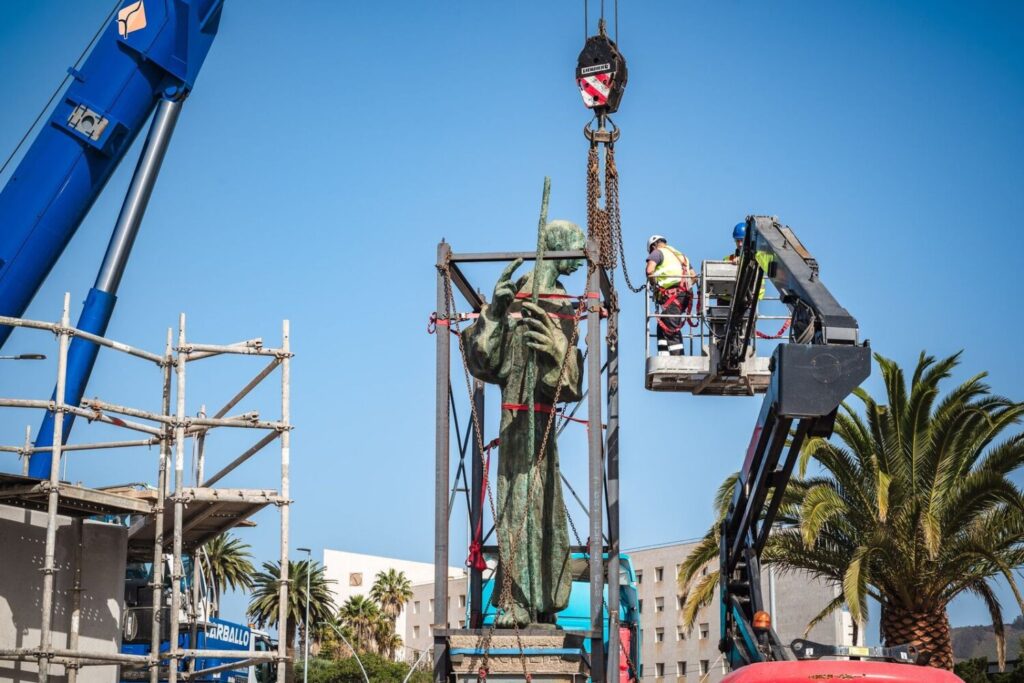 Imagen de la colocación de la estatua del Padre Anchieta en el entorno del anillo peatonal. Foto Cabildo de Tenerife 