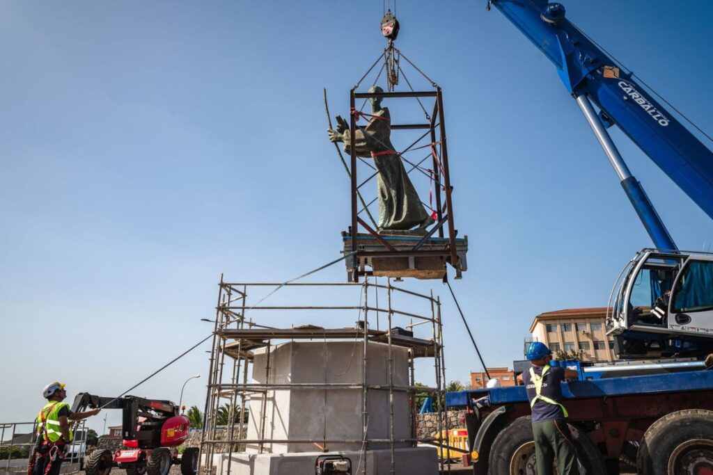 Imagen de la colocación de la estatua del Padre Anchieta en el entorno del anillo peatonal. Foto Cabildo de Tenerife 