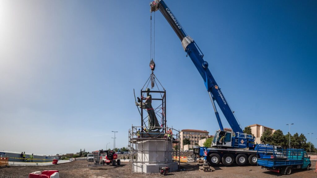 Imagen de la colocación de la estatua del Padre Anchieta en el entorno del anillo peatonal. Foto Cabildo de Tenerife 