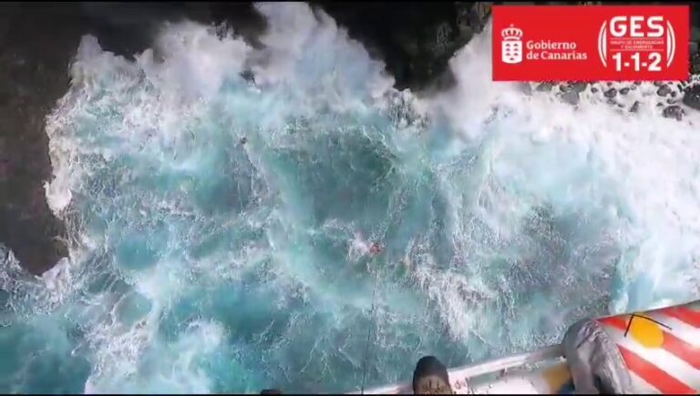 Un turista fallece tras precipitarse al mar en Tenerife mientras fotografiaba el oleaje
