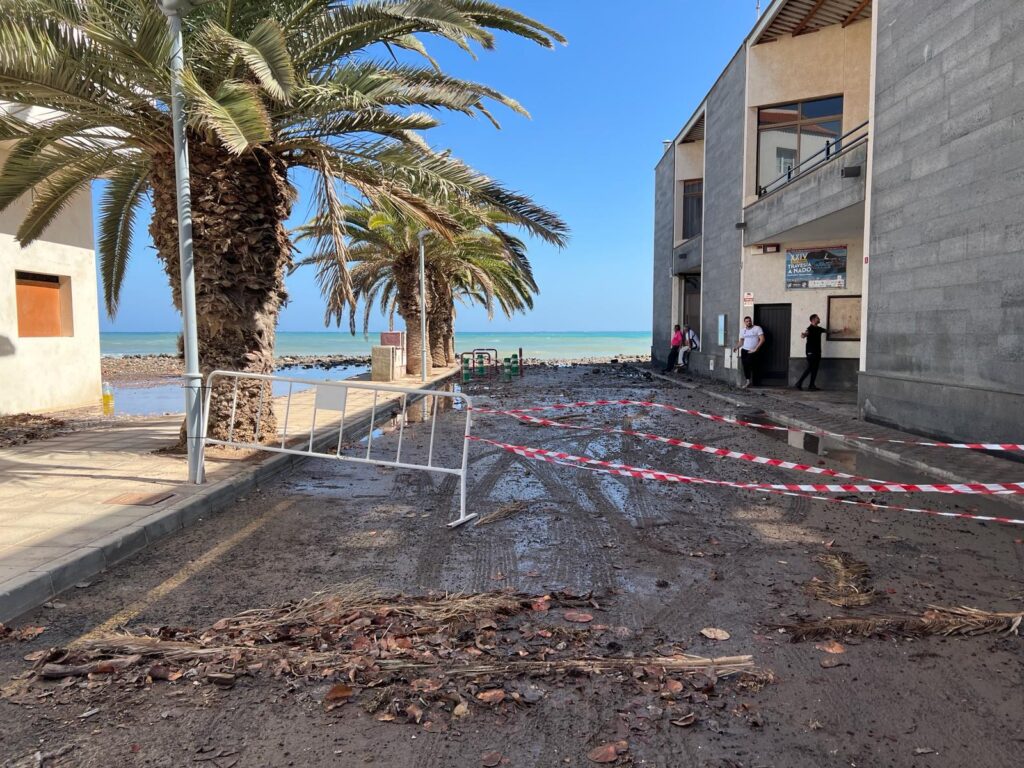Cerrados los accesos a Playa Blanca y el litoral de El Charco