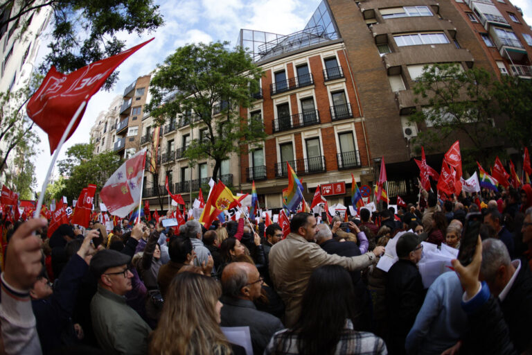 Dirigentes y militantes socialistas muestran su apoyo a Pedro Sánchez en Ferraz