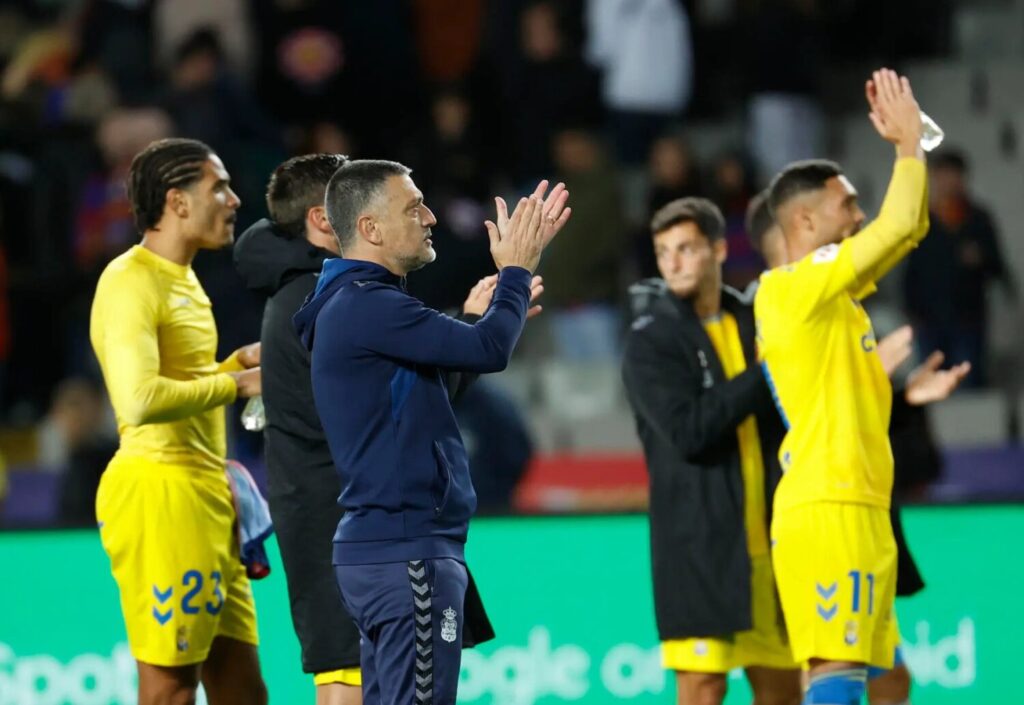 La UD Las Palmas juega el sábado partido en Vigo, ante el Celta. Imagen: García Pimienta con jugadores de la UD Las Palmas. EFE