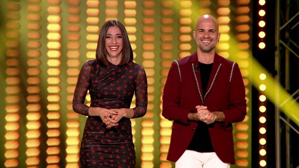 Fotografía de los rpesentadores de 'Hit List', Mariam Hernández e Iván Torres. Televisión Canaria sube el volumen cada jueves con 'Hit List'