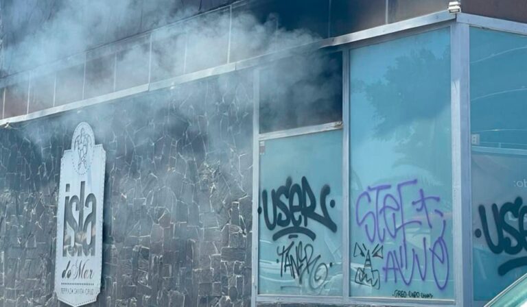 Un incendio en la terraza Isla de Mar obliga a cortar un carril de la Avenida de La Constitución en Santa Cruz de Tenerife