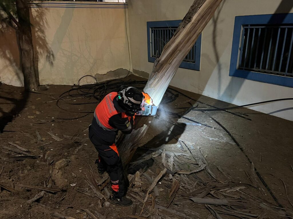 Oleaje Canarias. El fuerte oleaje provoca muchas incidencias y la evacuación de 40 vecinosActuación del Consorcio de Emergencias en Lanzarote a causa del viento. Foto Consorcio de Emergencias 
