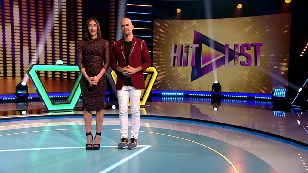 Fotografía de los rpesentadores de 'Hit List', Mariam Hernández e Iván Torres. Televisión Canaria sube el volumen cada jueves con 'Hit List'