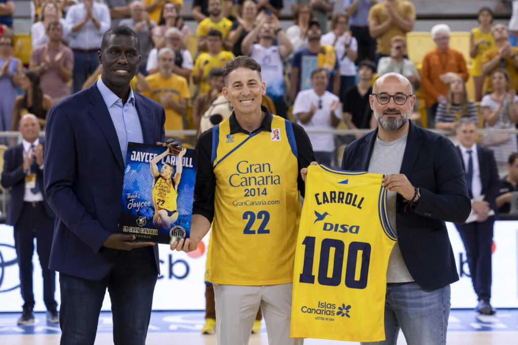 Gran Canaria Carroll. LAS PALMAS DE GRAN CANARIA, 14/04/2024.- El exjugador del GB Gran Canaria Jaycee Carrol (c), junto al presidente del equipo canario, Sitapha Savané (i), y el consejero de Deportes del Cabildo GC, Aridany Romero (d), antes del partido de la jornada 29 de Liga Endesa disputado este domingo entre el Gran Canaria y el Morabanc Andorra. EFE/Quique Curbelo
