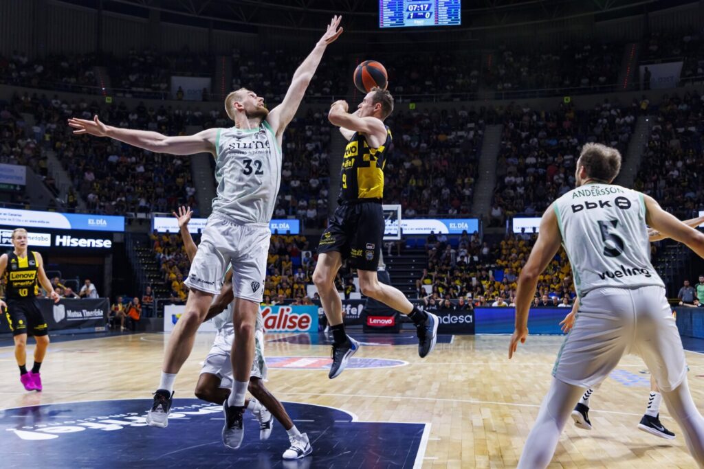 El Lenovo Tenerife continúa postulándose con autoridad como cabeza de serie para las eliminatorias por el título de la Liga Endesa firmando su quinta victoria consecutiva