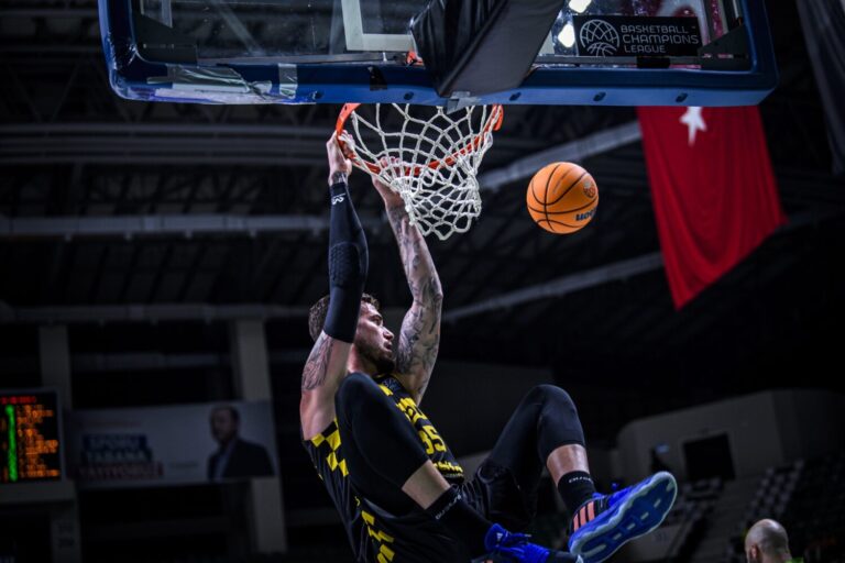 90-81. El Lenovo Tenerife cae ante el Tofas Bursa y se jugará su pase a la Final Four en el tercer partido