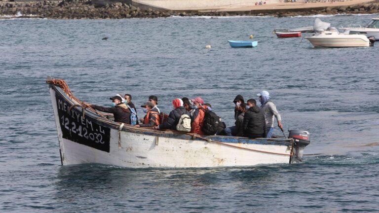 Marruecos intercepta dos pateras con 118 migrantes en aguas atlánticas rumbo a Canarias