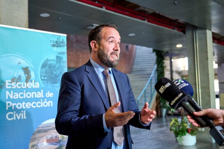 Canarias pide al Estado posicionar medios aéreos contra incendios