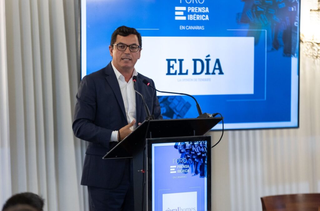El consejero de Obras Públicas, Vivienda y Movilidad del Gobierno de Canarias, Pablo Rodríguez, em el foro de Prensa Ibérica. Imagen: Consejería de Obras Públicas, Vivienda y Movilidad.