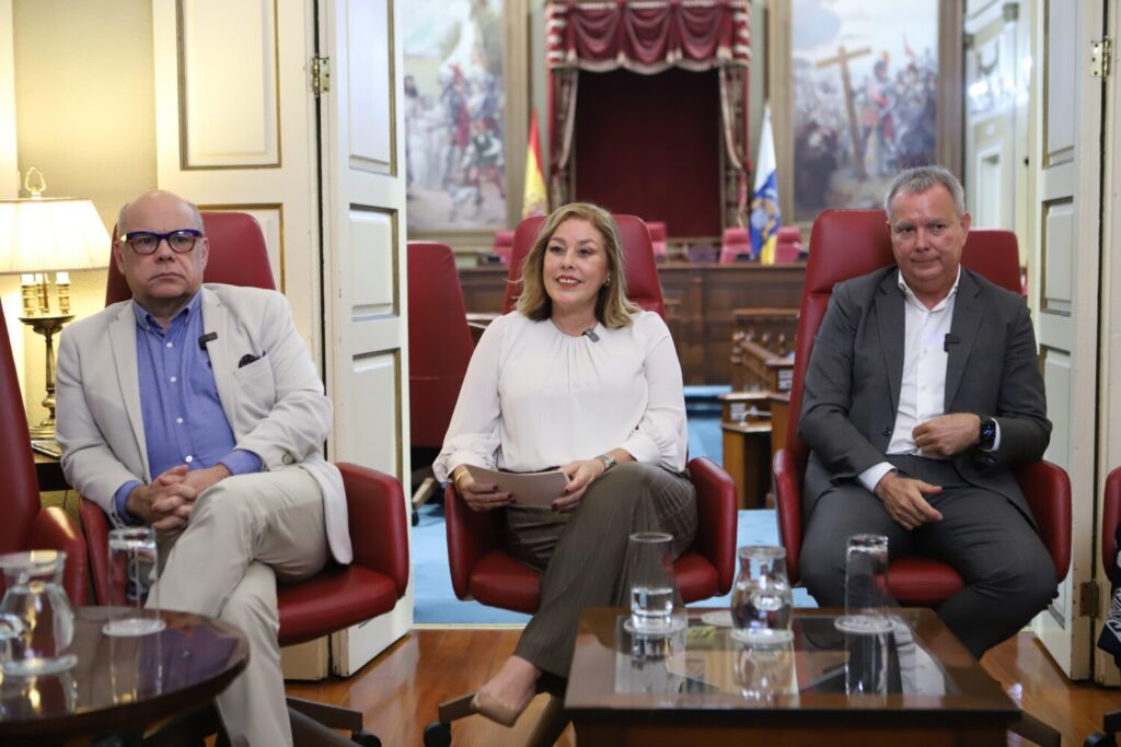 Imagen de la grabación del podcast. Foto Parlamento de Canarias 