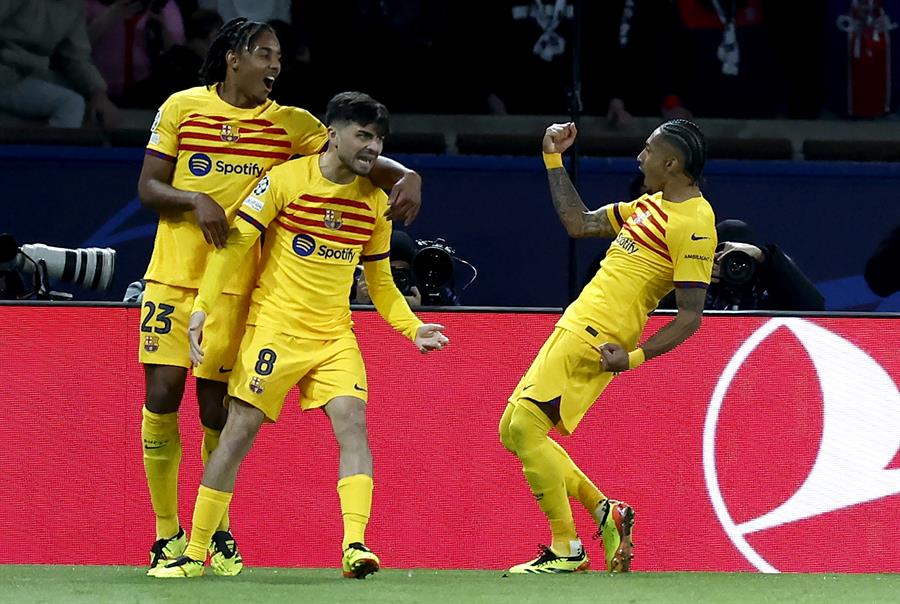 Pedri celebra el segundo gol del FC Barcelona ante el PSG. Imagen EFE