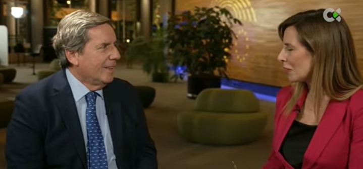 Entrevista de Pilar Rumeu al eurodiputado canario del PP, Gabriel Mato, desde Estrasburgo. Foto RTVC