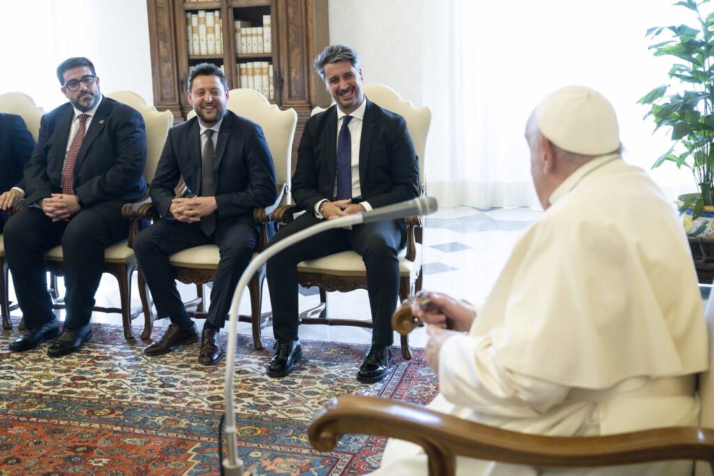 Imagen del alcalde de La Laguna y presidente de ciudades Patrimonio en el encuentro con el Papa Francisco. Foto Ayuntamiento de La Laguna 