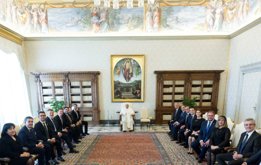 Imagen del alcalde de La Laguna y presidente de ciudades Patrimonio en el encuentro con el Papa Francisco. Foto Ayuntamiento de La Laguna 