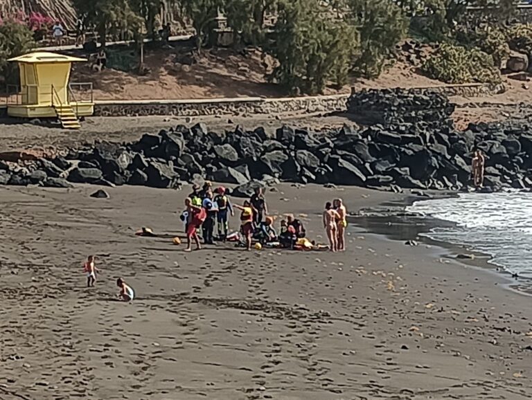 Rescatan a dos personas en apuros en una playa de Gran Canaria