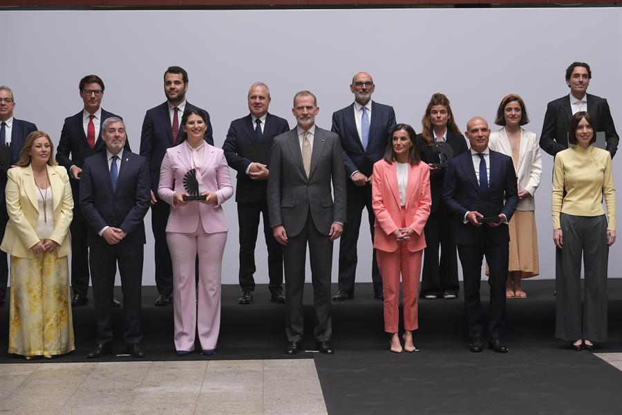 Los reyes Felipe y Letizia (c) posan los galardonados en el Premio Nacional de Innovación. Imagen EFE