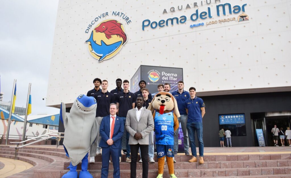 Sitapha Savané en la visita del club a 'Poema del Mar'. Dreamland Gran Canaria