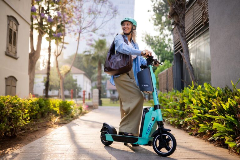 Santa Cruz de Tenerife inicia el despliegue de más patinetes de alquiler