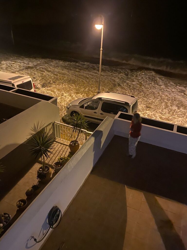 Imagen de Tajao, Arico, tras fuerte oleaje. Foto "Arico somos todos"