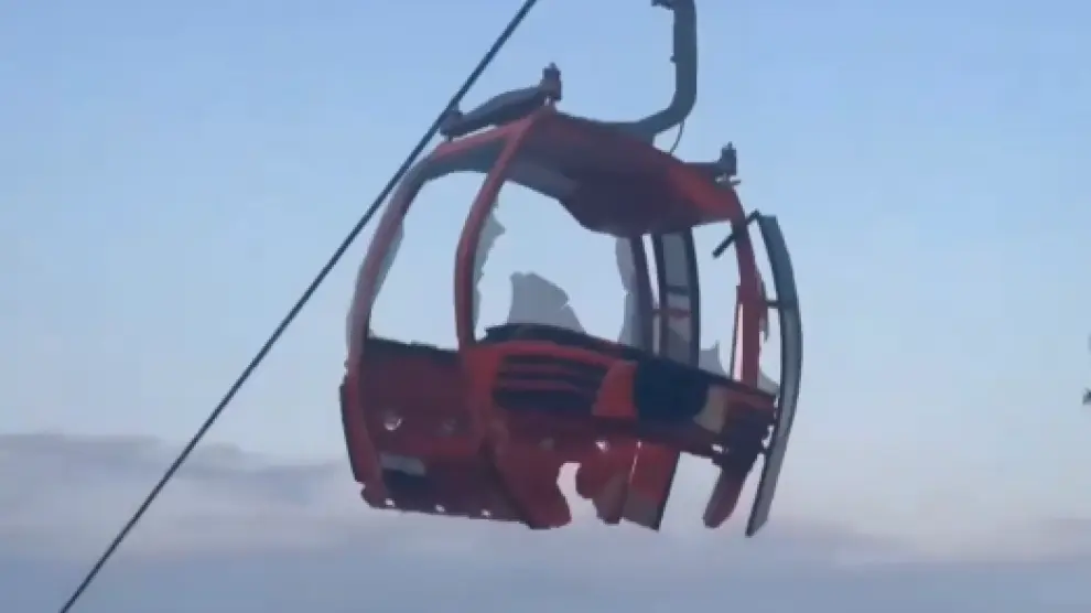 Las labores de rescate para este teleférico involucran a cuatro helicópteros del Comando de la Guardia Costera y tres helicópteros del Comando General de Gendarmería.