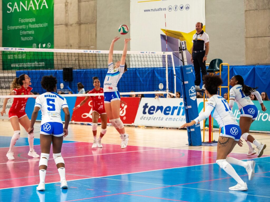 Jugada de ataque del Tenerife Libby's durante el partido ante el Avarca Menorca. Imagen CV Haris