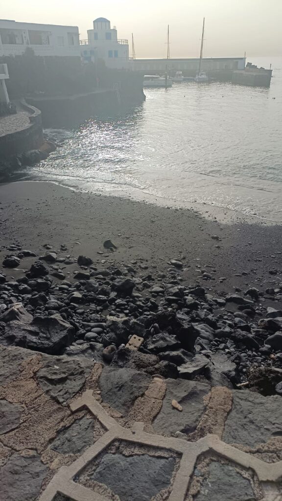 Altas temperaturas. Calima visible en la zona de Candelaria este viernes. Foto de Rosi Padrón 