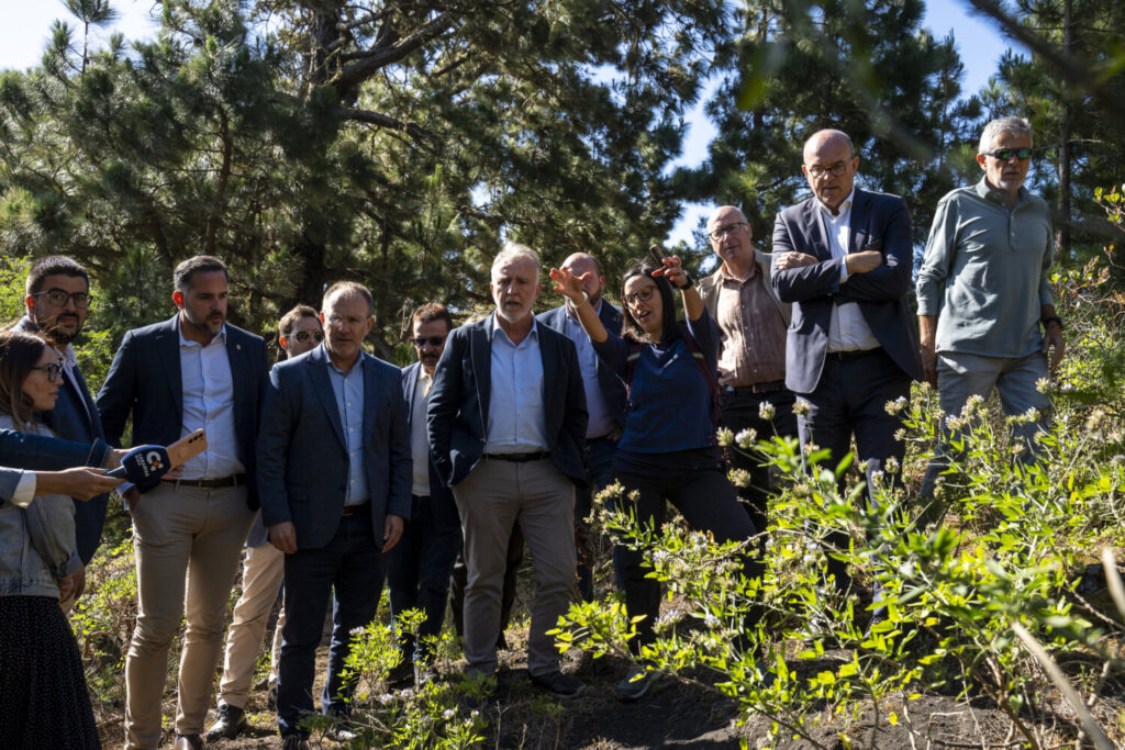 Ángel Víctor Torres visita las fosas abiertas en Fuencaliente donde se exhumaron los cuerpos de 13 víctimas de la guerra. Imagen Ministerio de Política Territorial y Memoria Democrática