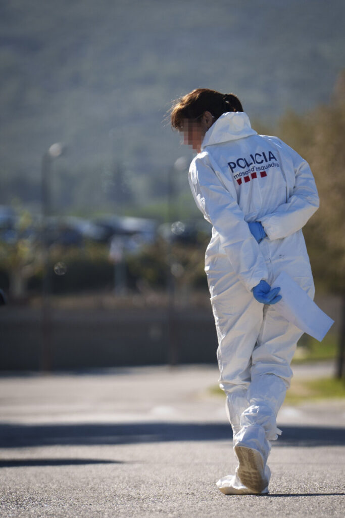 GRAFCAT2125. BELLCAIRE D'EMPORDÀ (GIRONA), 03/04/2024.- Un niño de 5 años ha muerto apuñalado esta madrugada en un domicilio de Bellcaire d'Empordà (Girona) y su madre se encuentra hospitalizada con heridas también por arma blanca, en un posible caso de violencia vicaria por el que los Mossos d'Esquadra buscan al padre del menor. EFE/David Borrat.