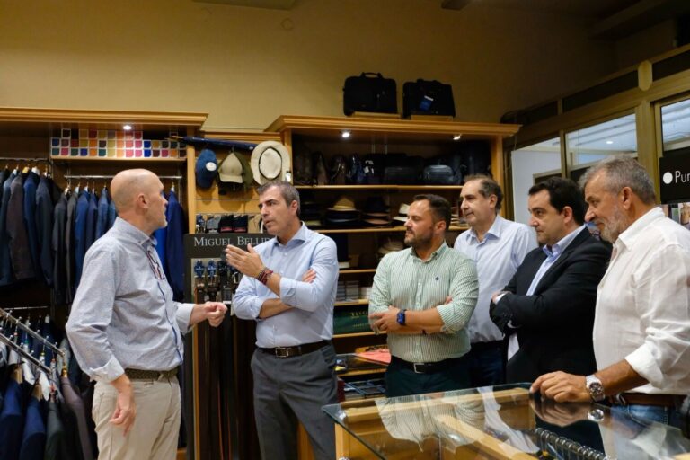 Manuel Domínguez visita la Zona comercial de Arrecife para conocer el impacto de los Bonos Consumo