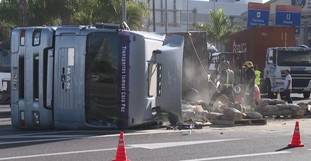 Vuelco camión Santa Cruz
