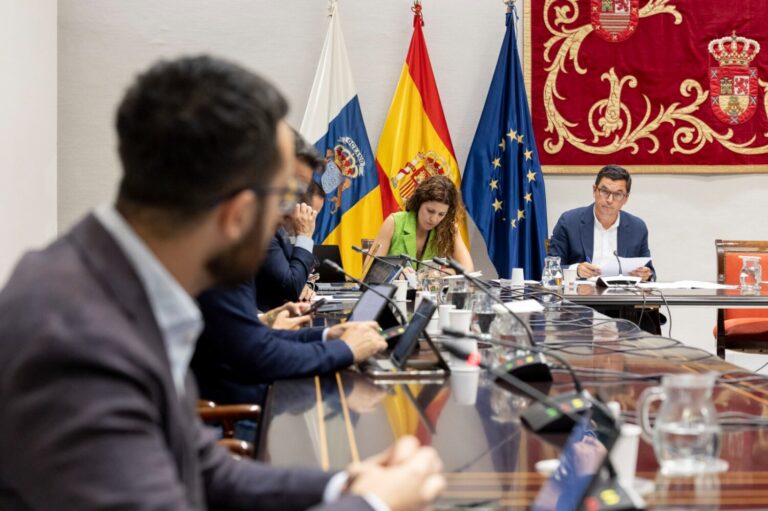 El Gobierno de Canarias inicia los trámites para renovar la conexión marítima entre Tenerife y El Hierro