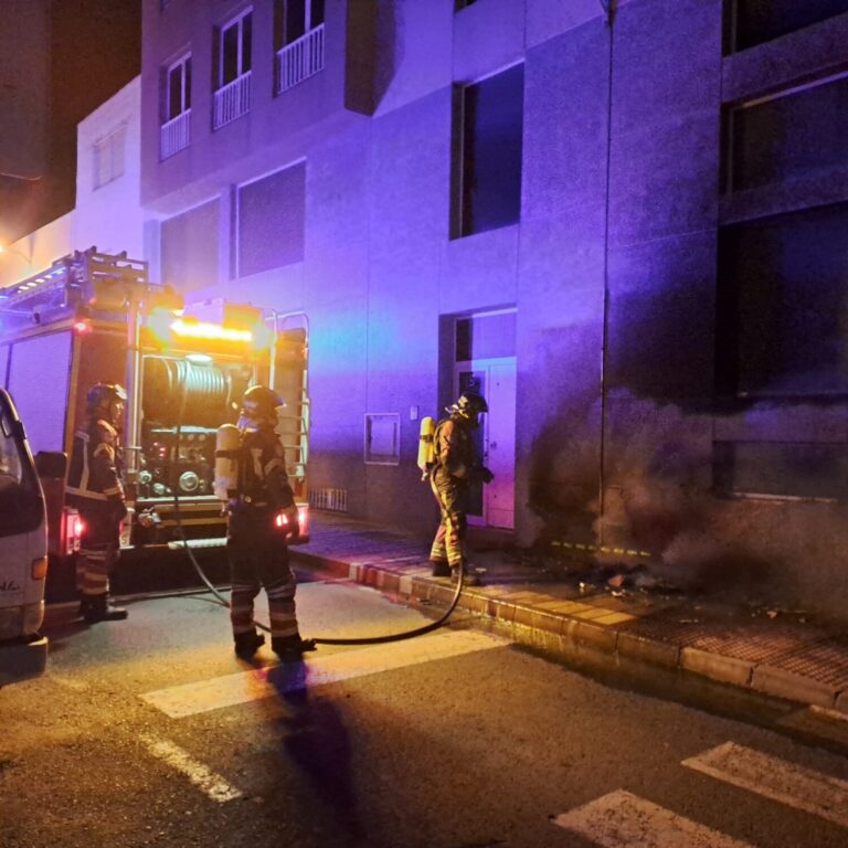 Incendio en la fachada de un edificio en Lanzarote