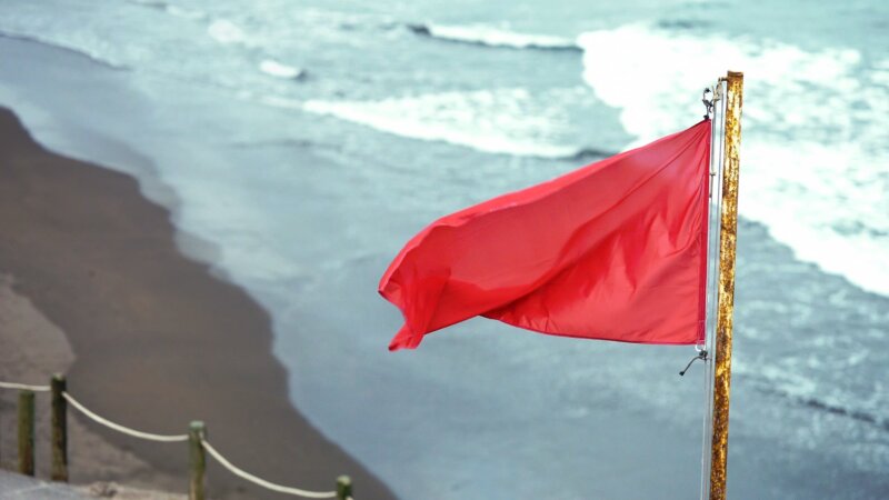 Bandera roja en una zona de baño. Imagen cedida